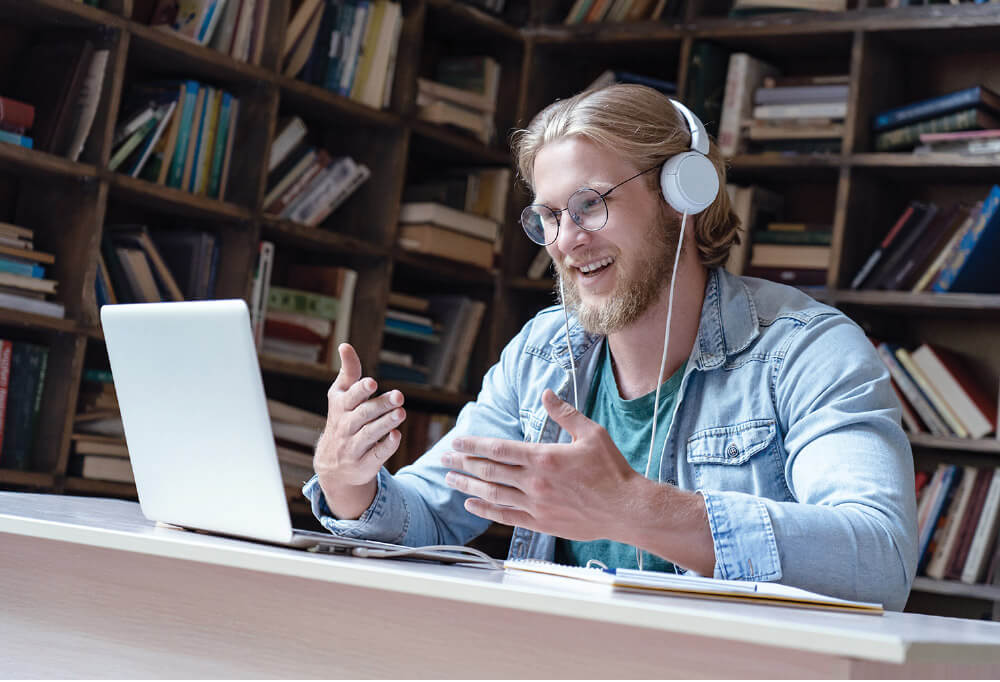 mann lærer på laptop